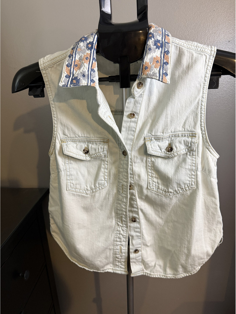 BDG Urban Outfitters XS Ivory Sleeveless Button Down Embroidered Collar Top
